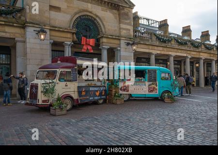 Fastfood-Lieferwagen, die Crepes und mit Fleisch gefüllte Brötchen in Covent Garden, London, England, Großbritannien, verkaufen Stockfoto