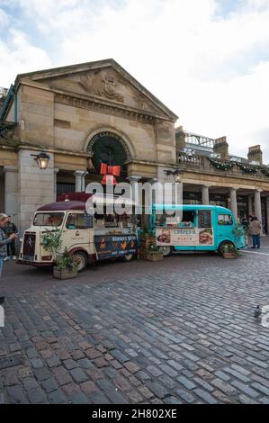 Fastfood-Lieferwagen, die Crepes und mit Fleisch gefüllte Brötchen in Covent Garden, London, England, Großbritannien, verkaufen Stockfoto