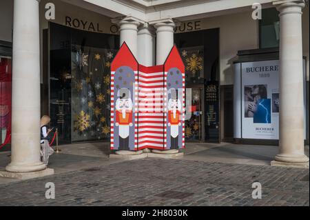 Weihnachtsschmuck am Eingang von Covent Garden zum Royal Opera House, London, England, Großbritannien Stockfoto