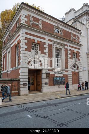 Die Menschen in Piccadilly kommen am Maison Assouline vorbei, einem luxuriösen Antiquitätengeschäft in Piccadilly, London, England Stockfoto