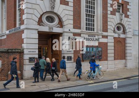 Die Menschen in Piccadilly kommen am Maison Assouline vorbei, einem luxuriösen Antiquitätengeschäft in Piccadilly, London, England Stockfoto