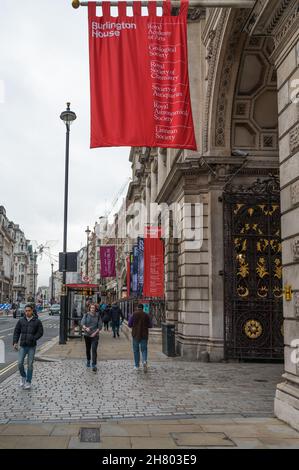 Bunte Werbebanner hängen vor der Royal Academy of Arts auf Piccadilly, Mayfair, London, England, Großbritannien Stockfoto