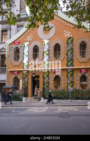 Das Äußere des privaten Mitgliedsclubs von Annabel ist zu Weihnachten dekoriert und erinnert an ein riesiges Lebkuchenhaus. Berkeley Square, Mayfair, London, England. Stockfoto