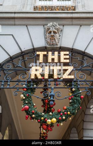 Dekorativer Weihnachtskranz über dem Eingang zur Kolonnade des Ritz Hotels. Piccadilly, London, England, Großbritannien Stockfoto