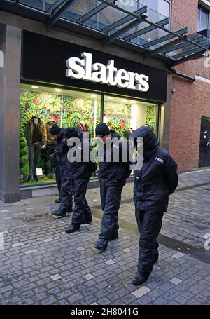 Die Polizei führt eine Durchsuchungsvorführung in der Nähe des Szenezentrums von Liverpool durch, nachdem die 12-jährige Ava White nach einem Angriff starb. Bilddatum: Freitag, 26. November 2021. Stockfoto