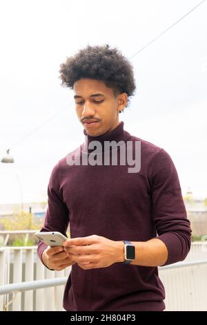 Junge Hündin mit geschlossenen Augen in Strickmütze und Handschuhen Sitzen im Bad zu Hause Stockfoto