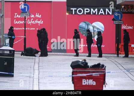 Die Polizei führt eine Durchsuchungsvorführung in der Nähe des Tatort im Stadtzentrum von Liverpool durch, wo die 12-jährige Ava White nach einem Angriff starb. Bilddatum: Freitag, 26. November 2021. Stockfoto