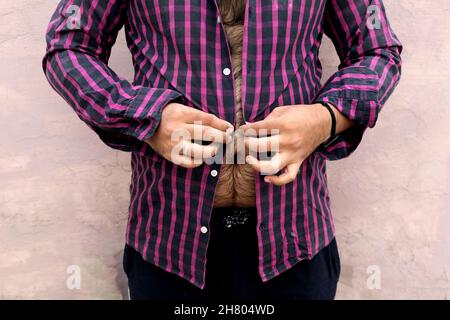 Ein fetter Mann mit engem Hemd, unsicherem Aussehen, hormonelle Disbalance Stockfoto