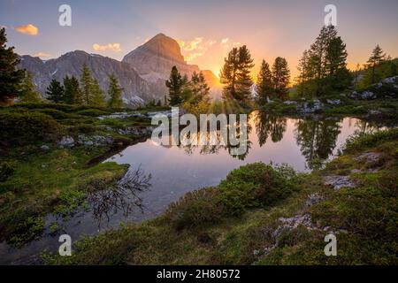 sonnenaufgang über dem Teich in der Nähe des Lago di Limites, Dolomiten, Italien Stockfoto