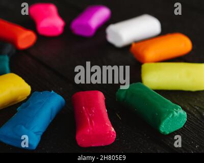 Oben der Blöcke des weichen bunten Plastilins, die die Kreisform auf dem hölzernen Tisch anordnen Stockfoto