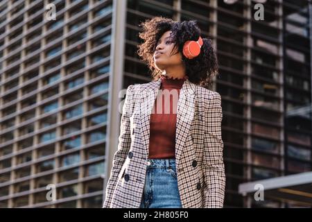 afroamerikanische Frau, die Musik im Freien hört. Stockfoto