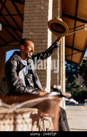 Seitenansicht der asiatischen Touristen, die auf nassem Holz stehen Promenade und bewundern Sie die Landschaft des welligen Meeres unter bewölktem Himmel An der Ostküste Stockfoto