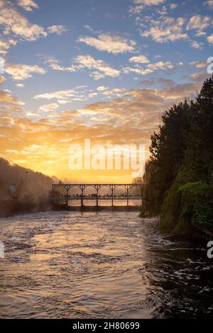 Sonnenaufgang über Marsh Lock im Nebel und Frost. Mill Lane, Henley-on-Thames, Bernshire / Oxfordshire, England Stockfoto