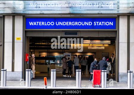 Waterloo London England Großbritannien, November 21 2021, Personen in der U-Bahn- oder U-Bahn-Station Waterloo Stockfoto