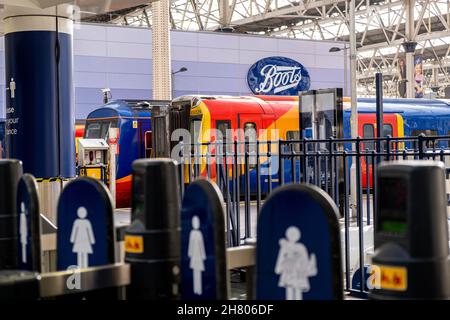 Waterloo London England, 21 2021. November, zwei Southwestern Raillway-Züge am Waterloo Main Line Raillway Station London With No People Stockfoto