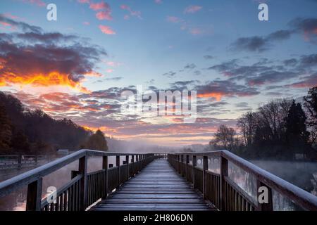 Marsh Lock Walkway im Winternebel und Frost bei Sonnenaufgang. Mill Lane, Henley-on-Thames, Bernshire / Oxfordshire, England Stockfoto