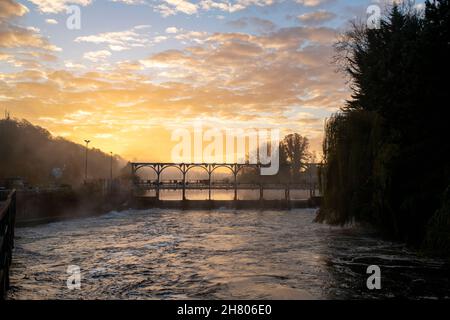 Sonnenaufgang über Marsh Lock im Nebel und Frost. Mill Lane, Henley-on-Thames, Bernshire / Oxfordshire, England Stockfoto