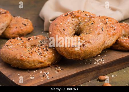 Leckere Bagels mit niedrigem Kohlenhydratkohlenhydratkohlenhydratkohlenhydratkohlenhydratkohlenhydratkohlenstoffargen Stockfoto