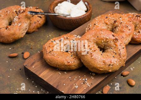 Leckere Bagels mit niedrigem Kohlenhydratkohlenhydratkohlenhydratkohlenhydratkohlenhydratkohlenhydratkohlestab auf einem Holzbrett, auf dem Stockfoto