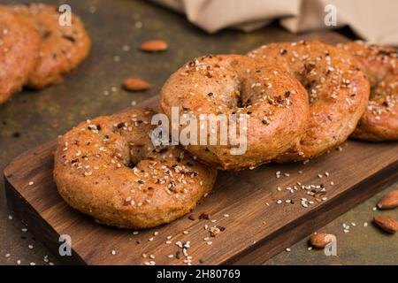 Leckere Bagels mit niedrigem Kohlenhydratkohlenhydratkohlenhydratkohlenhydratkohlenhydratkohlenhydratkohlenstoffargen Stockfoto