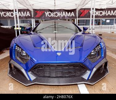 Vorderansicht eines Zenvo TSR-S Hypercar, ausgestellt im Supercar Legends Display, beim Silverstone Classic 2021 Stockfoto