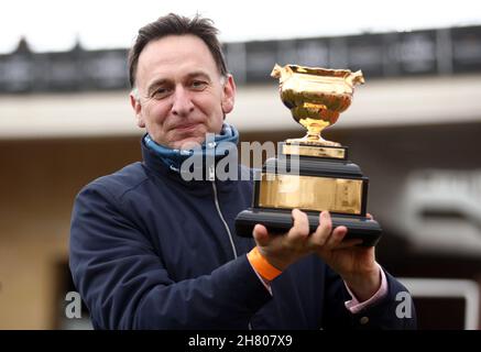 Filebild vom 19-03-2021 von Trainer Henry de Bromhead mit dem Gold Cup nach dem Gewinn des WellChild Cheltenham Gold Cup Chase mit Minella Indo am vierten Tag des Cheltenham Festivals auf der Pferderennbahn Cheltenham. Der irische Trainer Henry de Bromhead kann an diesen Ufern einen weiteren großen Preis gewinnen, als er Eklat De Rire in der Ladbrokes Trophy in Newbury entfesselt. Ausgabedatum: Freitag, 26. November 2021. Stockfoto