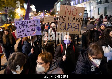 Madrid, Spanien. 25th. November 2021. Menschen, die Plakate gegen den Machismo tragen, während einer Demonstration zum Internationalen Tag zur Beseitigung von Gewalt gegen Frauen. Quelle: Marcos del Mazo/Alamy Live News Stockfoto