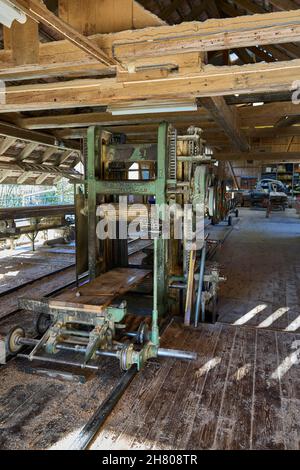 Blick in Ein Sägewerk im Vordergrund Spannwagen und Vollrahmensäge, in der Hintergrundwerkstatt mit anderen Maschinen. Gündisau Zürich Oberland Sw Stockfoto