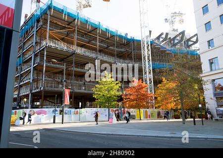 Das Bürogebäude Landscraper Google befindet sich im Bau auf dem Kings Boulevard. Farbenfrohe Blätter auf den Herbstbäumen 2021 in London, England, KATHY DEWITT Stockfoto