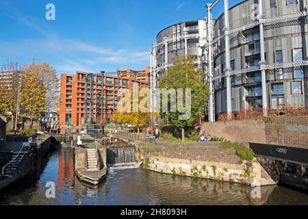 Gasinholders Luxus-Apartmentgebäude und St. Pancras sperren Menschen auf Regents Canal Schlepptweg im Herbst Sonnenschein Kings Cross Area London Großbritannien KATHY DEWITT Stockfoto