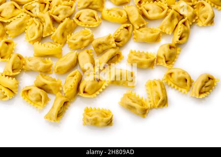 Ravioli del plin, typische Pasta aus Langhe, Piemont, Italien - agnolotti isoliert auf Weiß in der Draufsicht Stockfoto