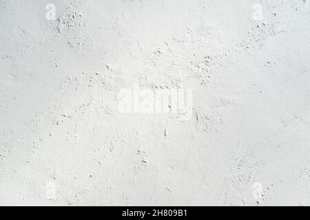 Weiß grau verputzte Wand Hintergrund. Weißer Betonhintergrund aus nächster Nähe. Abrasiver weißer Zementhintergrund Stockfoto