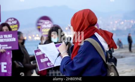 Izmir, Türkei. 25th. November 2021. Frauen in Izmir, Türkei, haben am 25. November den Internationalen Tag für die Beseitigung von Gewalt gegen Frauen demonstriert. Sie erhoben ihre Stimme gegen die von Männern dominierte Welt mit Plakaten, Spruchbändern und Slogans, die mit „Istanbul Convention Austritt“ und „Feminizid in der Türkei“ hervorgehoben wurden. LGBTQ+-Mitglieder haben auch die Demonstration versucht, die von 'Wir werden die Feminizide für die Türkei stoppen' veranstaltet wurde.Quelle: İdil Toffolo/Alamy Live News Stockfoto