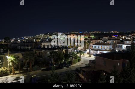 Paphos Stadt in der späten Nacht im Sommer. Stockfoto