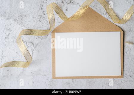 Eine leere Karte mit Umschlag und Blatt wird auf weißem Hintergrund platziert Stockfoto