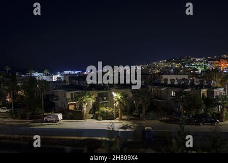 Paphos Stadt in der späten Nacht im Sommer. Stockfoto