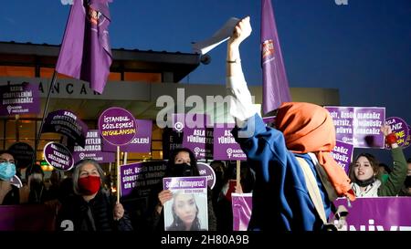 Izmir, Türkei. 25th. November 2021. Frauen in Izmir, Türkei, haben am 25. November den Internationalen Tag für die Beseitigung von Gewalt gegen Frauen demonstriert. Sie erhoben ihre Stimme gegen die von Männern dominierte Welt mit Plakaten, Spruchbändern und Slogans, die mit „Istanbul Convention Austritt“ und „Feminizid in der Türkei“ hervorgehoben wurden. LGBTQ+-Mitglieder haben auch die Demonstration versucht, die von 'Wir werden die Feminizide für die Türkei stoppen' veranstaltet wurde.Quelle: İdil Toffolo/Alamy Live News Stockfoto