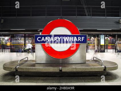 26th. November 2021. London, Großbritannien. Eine Mehrfachexponierung von Pendlern, die auf dem Bahnsteig warten und in Züge an der Canary Wharf Underground Station in London steigen. Kredit: Kieran Cleeves/EMPICS/Alamy Live Nachrichten Stockfoto