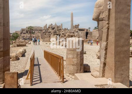 Luxor, Ägypten - September 21 2021: Der Karnak-Tempelkomplex besteht aus einer Reihe von Tempeln, Kapellen und anderen Gebäuden in Form eines Dorfes. Stockfoto