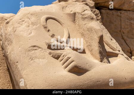 Das Ankh, der Schlüssel des Lebens. Ägyptische antike Hieroglyphen. Nahaufnahme des Symbols des ewigen Lebens ankh. Stockfoto