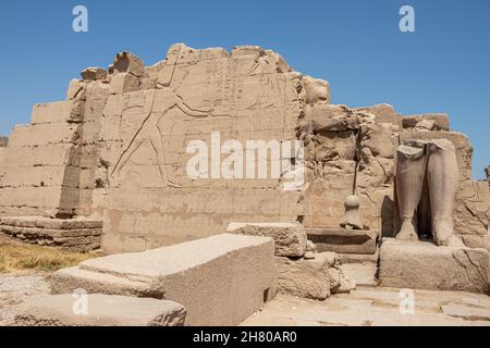 Altägyptische Wandmalereien und Schriften an den Steinmauern des Karnak-Tempels in Luxor Stockfoto