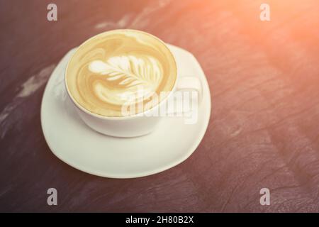 Weiße Tassen Cappuccino mit Baum geformt Milchschaum. Stockfoto