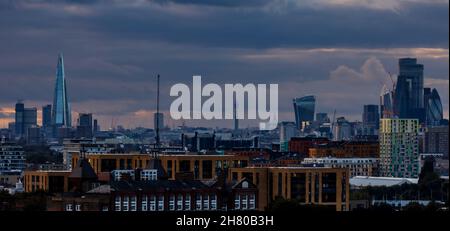 Herbstansicht von Point Hill in Greenwich mit Blick auf die City of London und das Shard-Gebäude in London Stockfoto