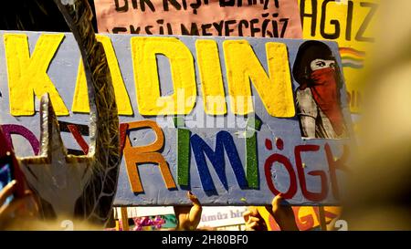 Izmir, Türkei. 25th. November 2021. Frauen in Izmir, Türkei, haben am 25. November den Internationalen Tag für die Beseitigung von Gewalt gegen Frauen demonstriert. Sie erhoben ihre Stimme gegen die von Männern dominierte Welt mit Plakaten, Spruchbändern und Slogans, die mit „Istanbul Convention Austritt“ und „Feminizid in der Türkei“ hervorgehoben wurden. LGBTQ+-Mitglieder haben auch die Demonstration versucht, die von 'Wir werden die Feminizide für die Türkei stoppen' veranstaltet wurde.Quelle: İdil Toffolo/Alamy Live News Stockfoto