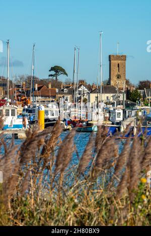 yarmouth Hafen und Kirche in der Stadt auf der Insel wight, großbritannien, Küste der Insel wight, Insel wight Hafen für Yachten und Boote yarmouth. Stockfoto