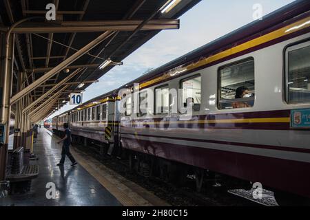 Bangkok, Thailand. 26th. November 2021. Passagiere, die Gesichtsmasken tragen, sitzen in einem Zug am Bahnhof von Bangkok.der historische, 105 Jahre alte Hauptbahnhof von Bangkok wird nach einem Jahrhundert Betrieb seinen Dienst schließen, da der neu erbaute Bang Sue Grand Station am 23. Dezember 2021 seinen vollen Dienst eröffnet. (Foto von Peerapon Boonyakiat/SOPA Images/Sipa USA) Quelle: SIPA USA/Alamy Live News Stockfoto