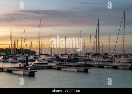 yarmouth Hafen auf der Insel wight bei Sonnenuntergang, Yachten und Boote festgemacht und auf Pontons in yarmouth Hafen auf der Insel wight Küste anlegete. Stockfoto