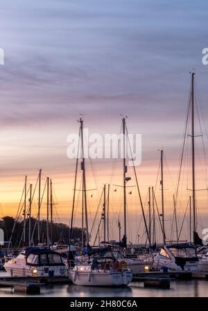 yarmouth Hafen auf der Insel wight bei Sonnenuntergang, Yachten und Boote festgemacht und auf Pontons in yarmouth Hafen auf der Insel wight Küste anlegete. Stockfoto