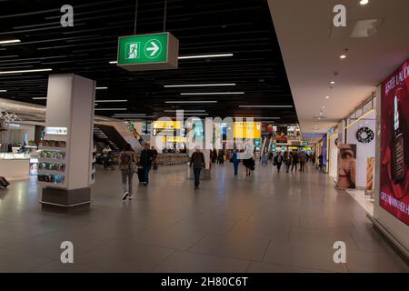 Geschäfte Am Flughafen Schiphol Niederlande 7-12-2019 Stockfoto