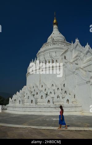 Vertikale Aufnahme der Mya Thein Tan Pagode in Mingun, Myanmar Stockfoto